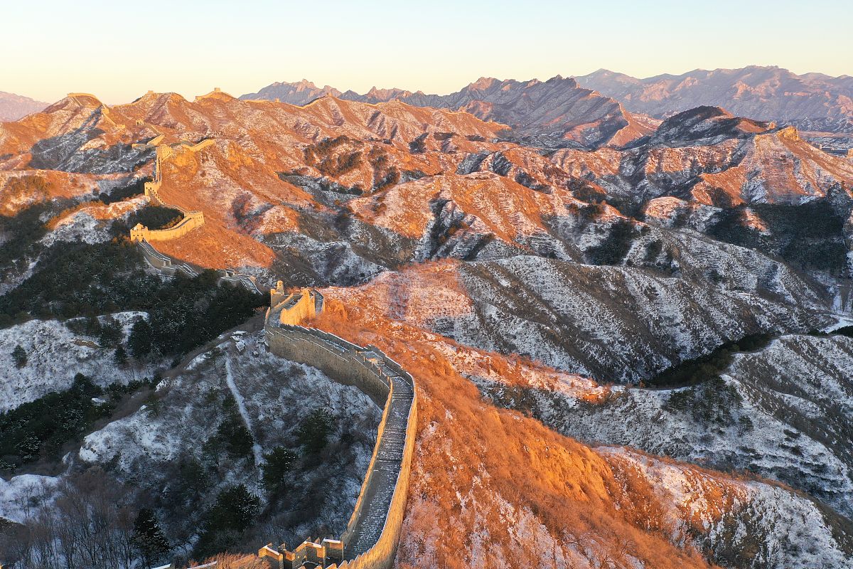 2019年12月19日,河北承德,夕阳西下,航拍滦平县金山岭长城,夕阳残雪,