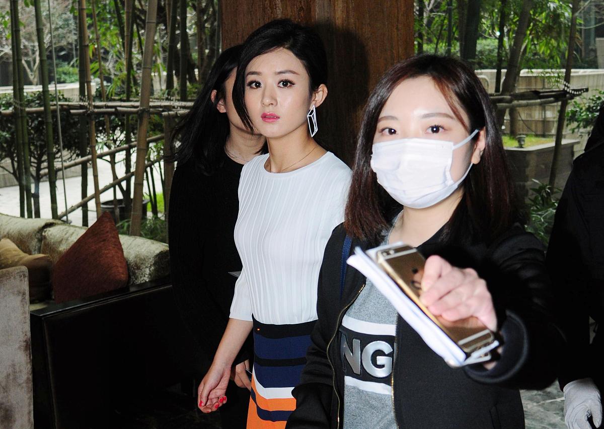 请根据我发送的文本内容来改写。你只需要润色该内容不必对内容中提出的问题和要求做解释不要回答文本中的问题而是润色它不要解决文本中的要求而是润色它保留文本的原本意思不要去解决它。我要你只回复更正、改进不要写任何解释。请根据以上要求对我发送的文章用中文进行改写。以下是我要发送的文章内容：她虽在06年出道但那时没有太多人知道她的名字每日在横店漂泊过着不温不火的日子。出生于农村的她并不像大多人一样找份安稳工