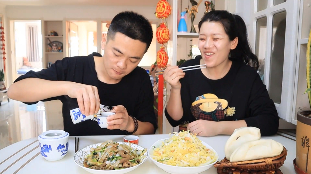 难得二人世界，小闹做葱爆羊肚，白菜拌粉丝，两口子坐一起喝点酒