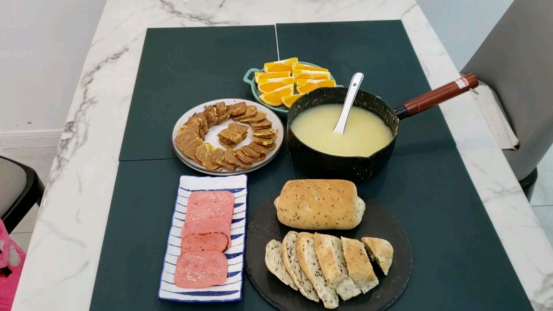 媳妇早餐做现烤面包,搭现煮粗粮粥,网友都说她家厨具好漂亮啊!