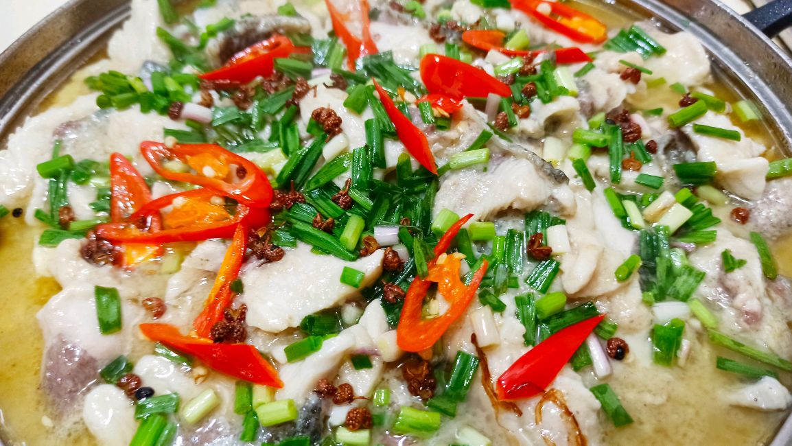 白鲢鱼一条,小伙做一道美味又家常的酸菜鱼