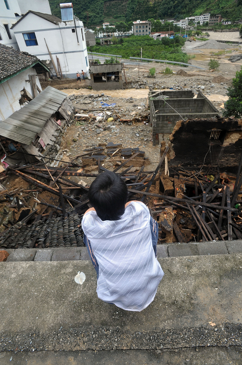 (武汉媒体请勿下载)  ***_***2011年8月23日,湖北兴山县,年轻村民在被