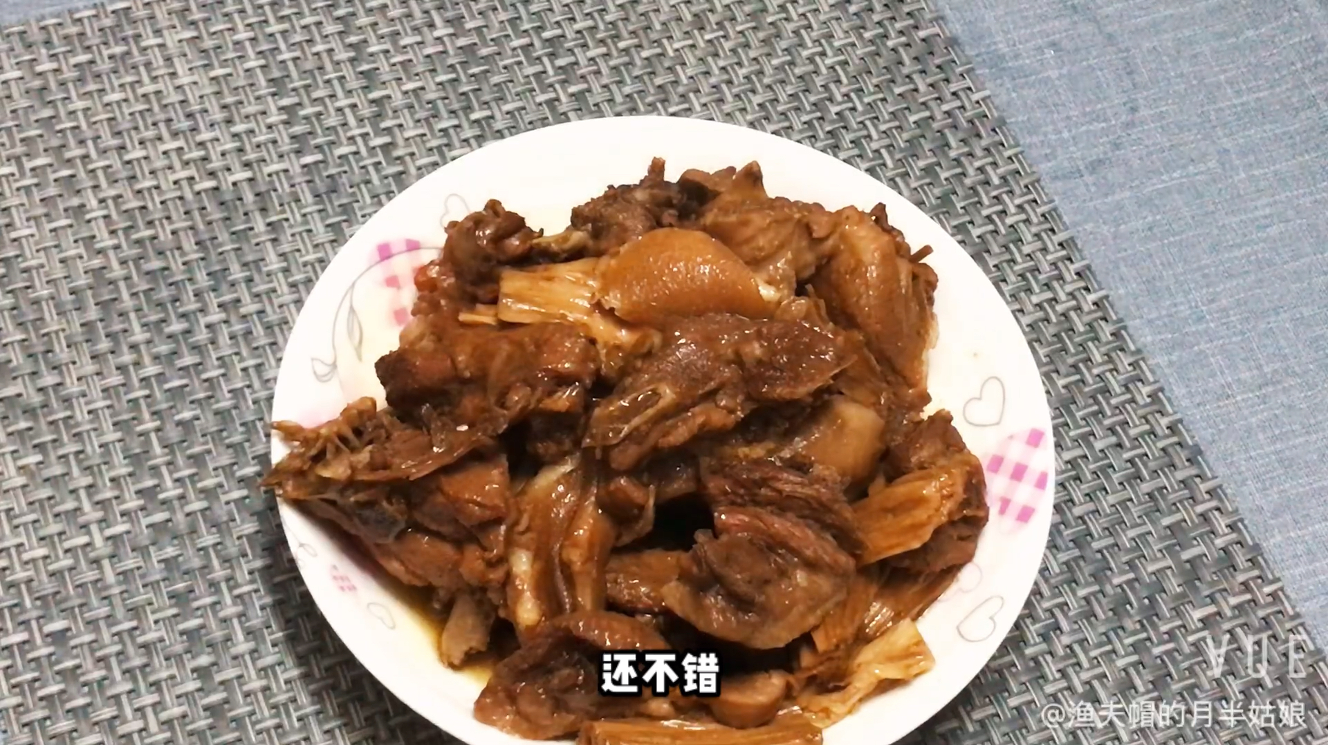 秘制酱鸭焖腐竹,草鸭被焖的咸甘适中,肉质软烂,腐竹软糯入味