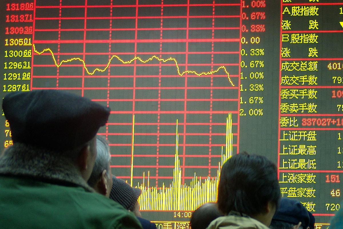 2004年12月17日,股民在郑州市一证券营业厅内关注大盘走势,大盘一天基