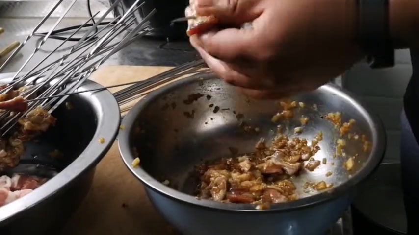 外面下雨 小伙只能在屋里烧烤 串真大 一样吃出激情 吃出灵魂 ~