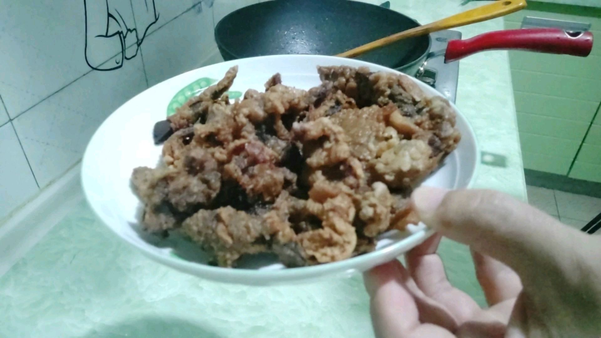 西红柿炒鸡蛋,炸猪肝,又给孩子煎了个小牛排。
