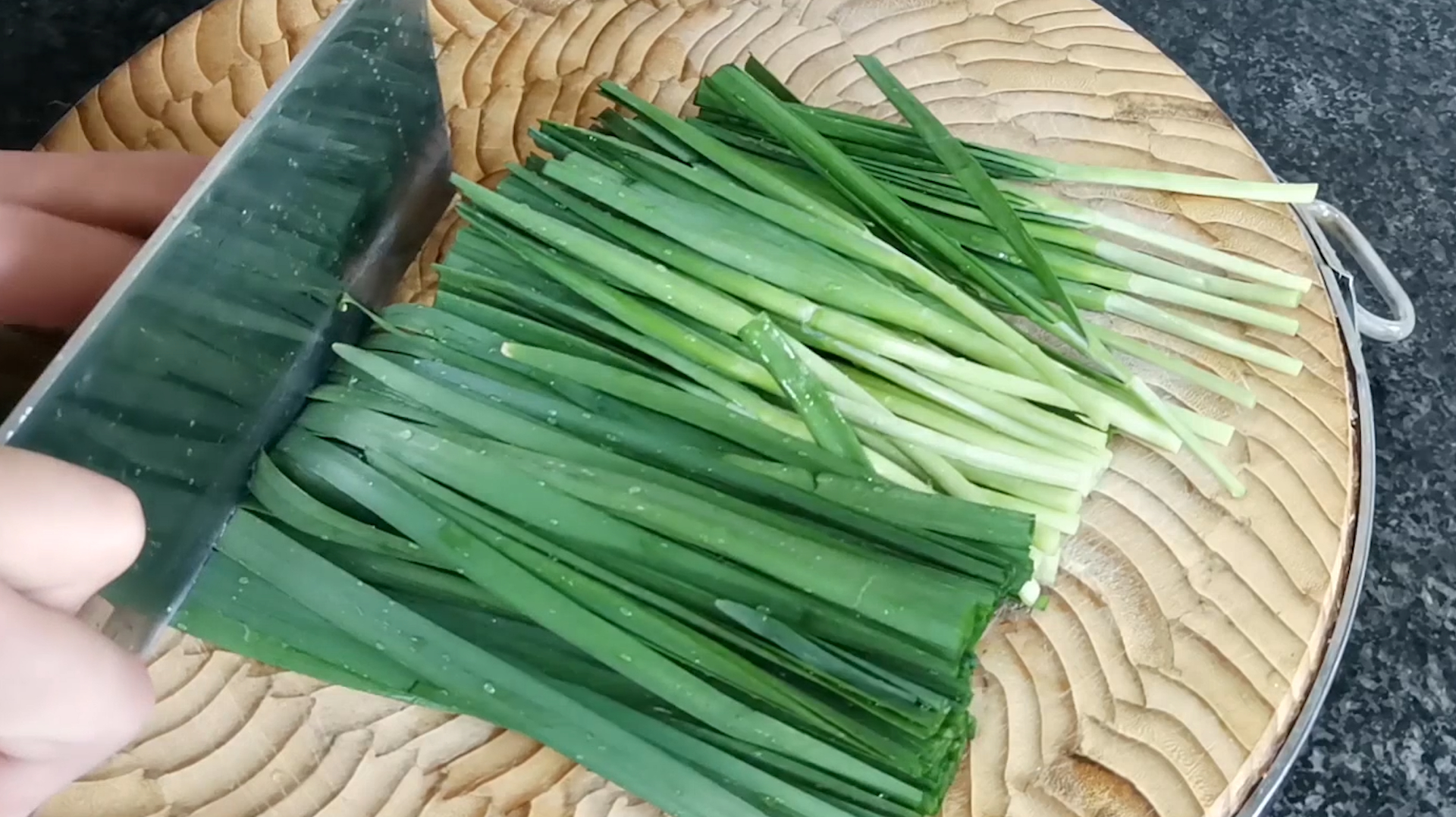 烧烤店老板教我韭菜的快速做法,简单又好吃,比红烧肉都香