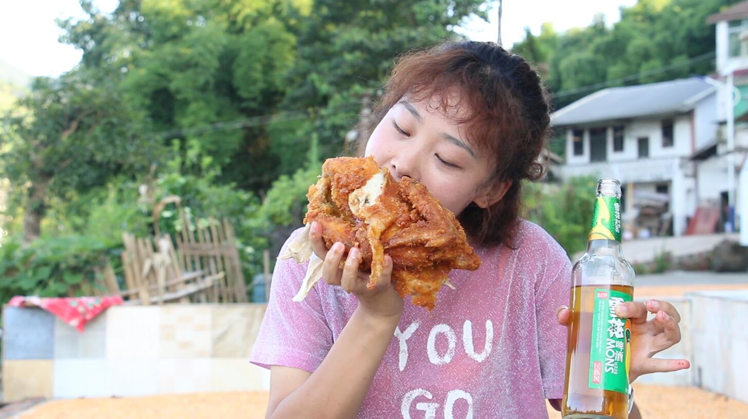 秋妹今天在家做炸鸡,直接抱着啃,配着啤酒喝,看得流口水