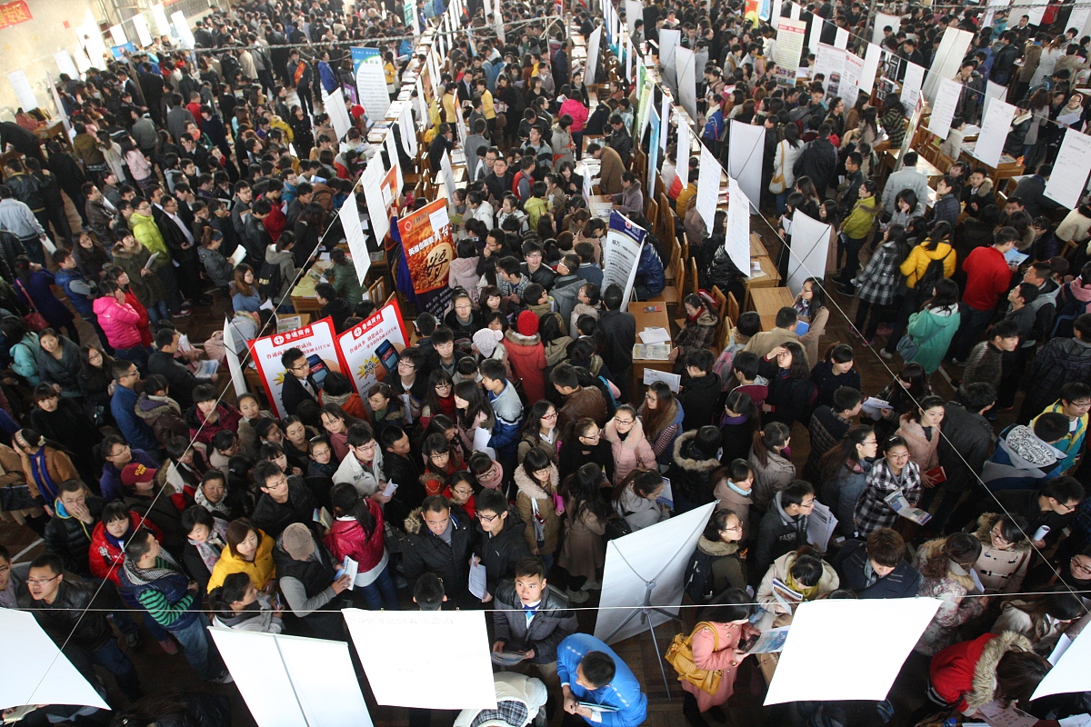 ***_***2012年11月17日,山东烟台,在鲁东大学篮球馆,大学生在2013届毕