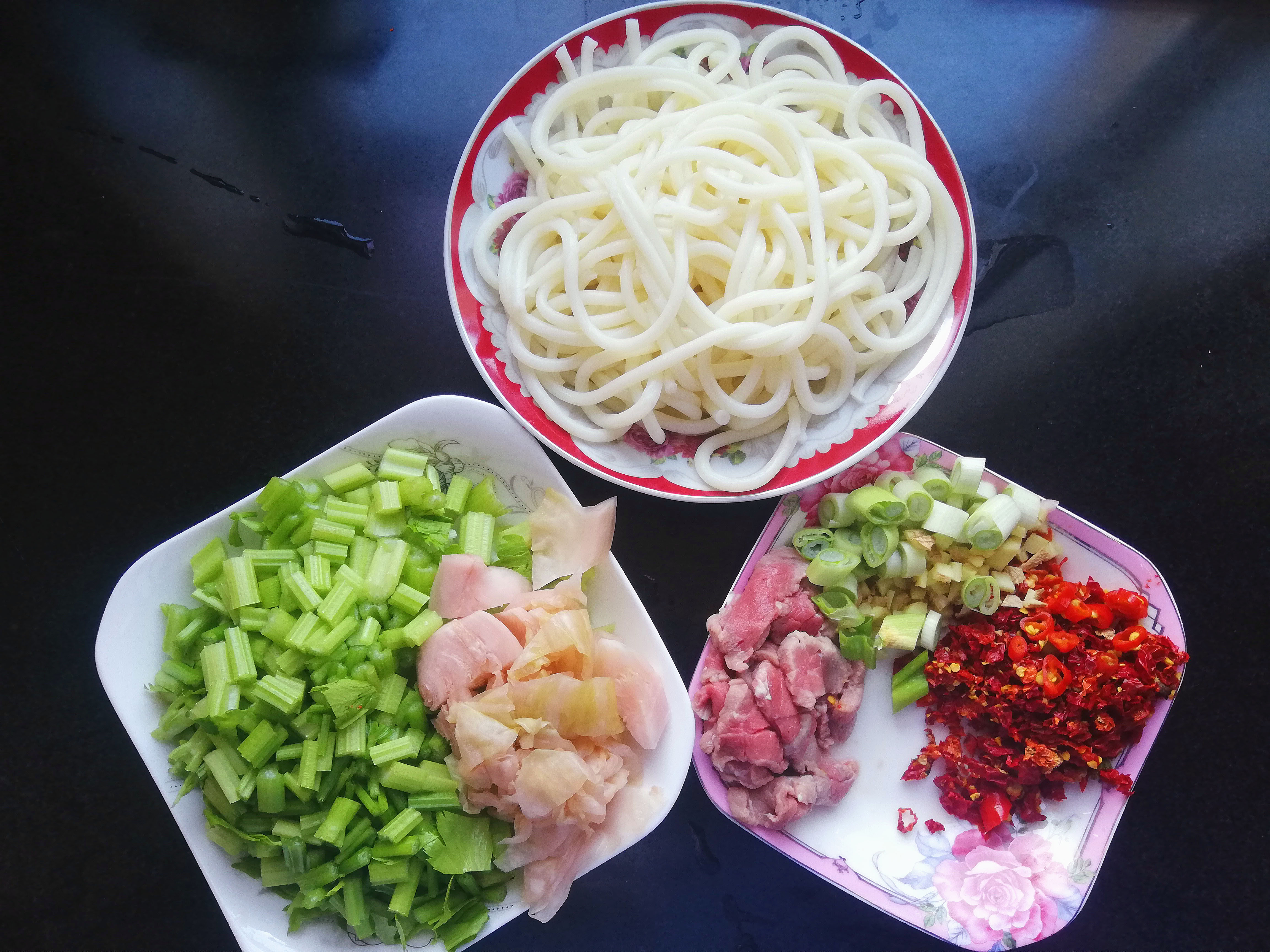 新疆炒米粉吃过吗?爆辣的那种,涛哥吃了一碗辣的嘴都肿了真过瘾