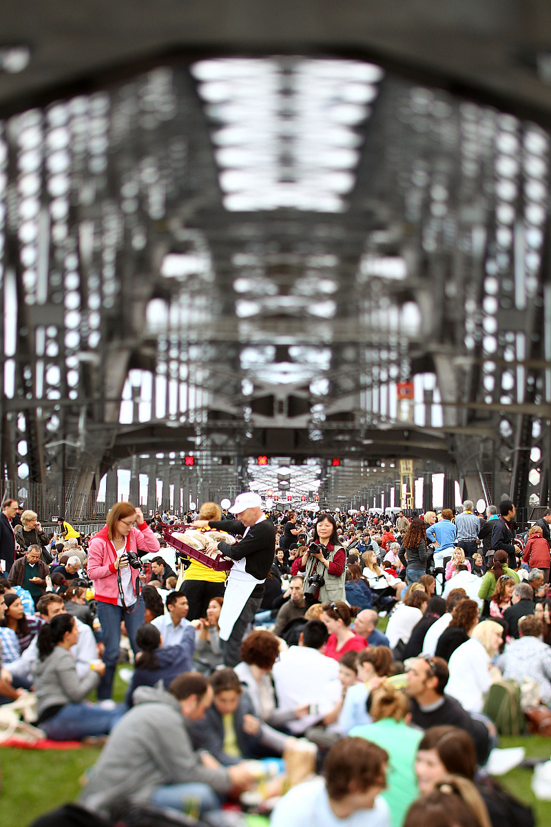 2010年10月10日,澳大利亚悉尼迎来大桥早餐嘉年华活动,超过7000人在悉