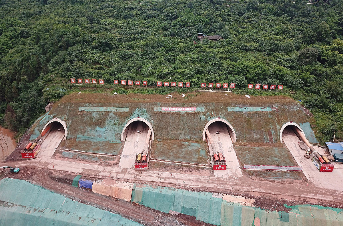 2019年6月27日,四川省成都市新机场高速龙泉山隧道,施工中的龙泉山1号