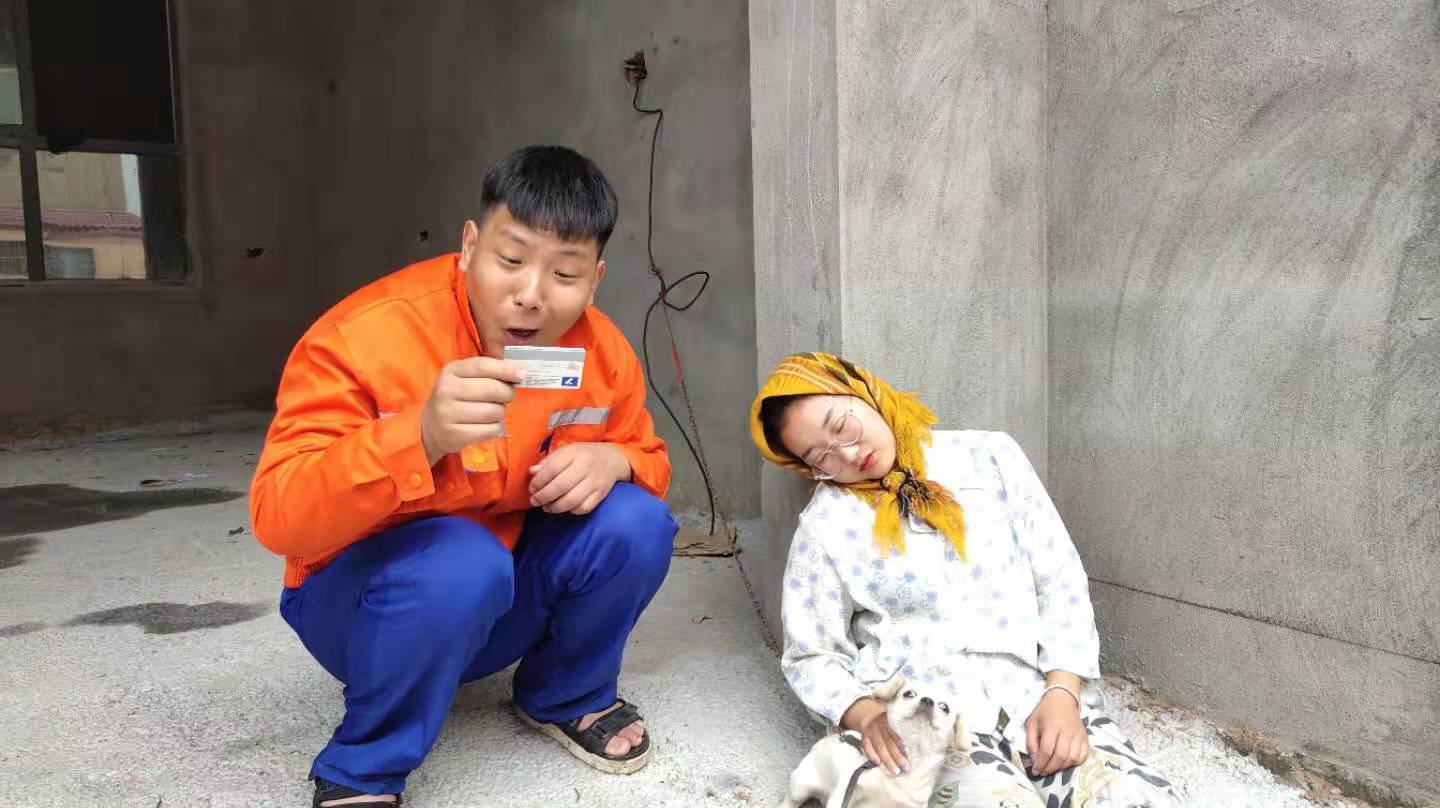 乞丐每天给拾荒大妈送馒头,一年后大妈去世,乞丐继承千万遗产