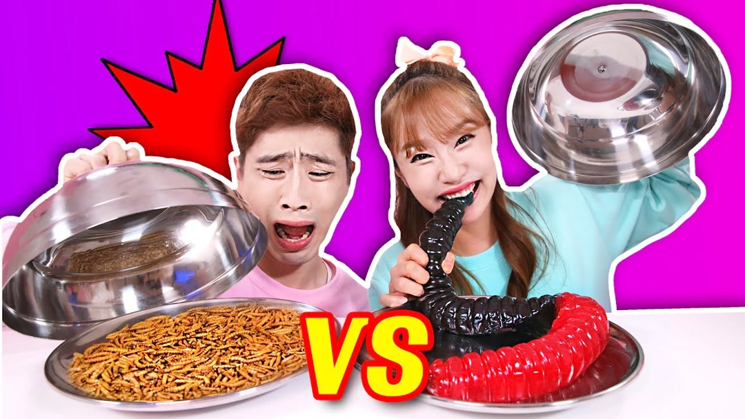 真假美食大冒险:没想到会是活章鱼,美女把触手揪下来一块