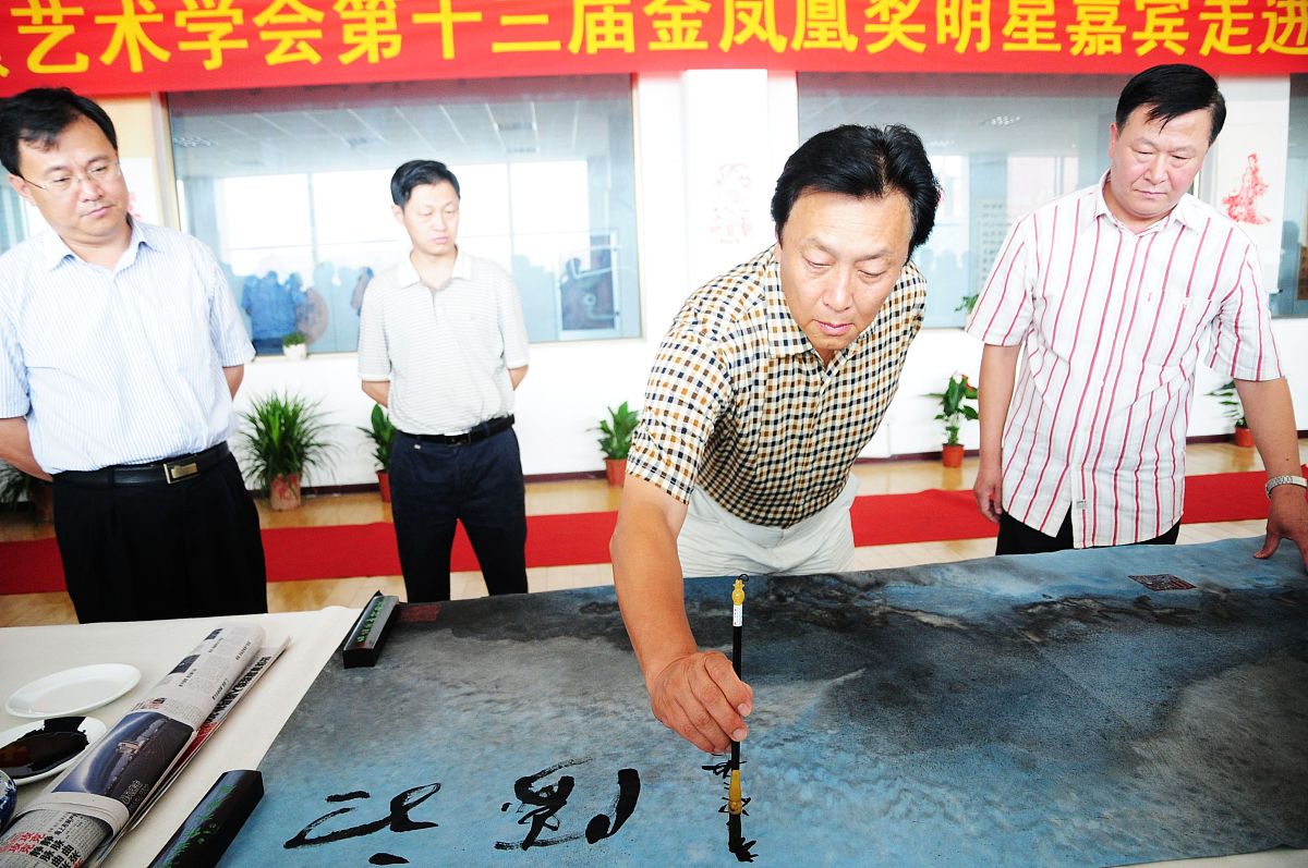 2011年8月10日,青岛,唐国强参加第十三届电影学会金凤凰奖系列活动.**