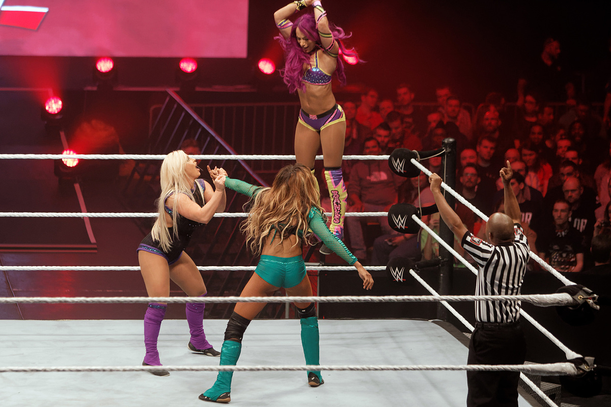 WWE 1542：IYO SKY 击败 Candice LeRae - 幽默解说员带你领略精彩对决