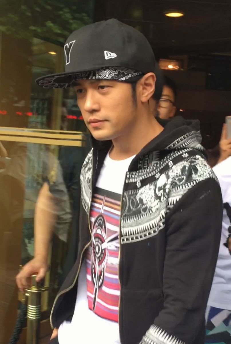 周杰伦戴鸭舌帽的原因：隐私、形象和时尚 - 周杰伦帽子秘密大揭秘