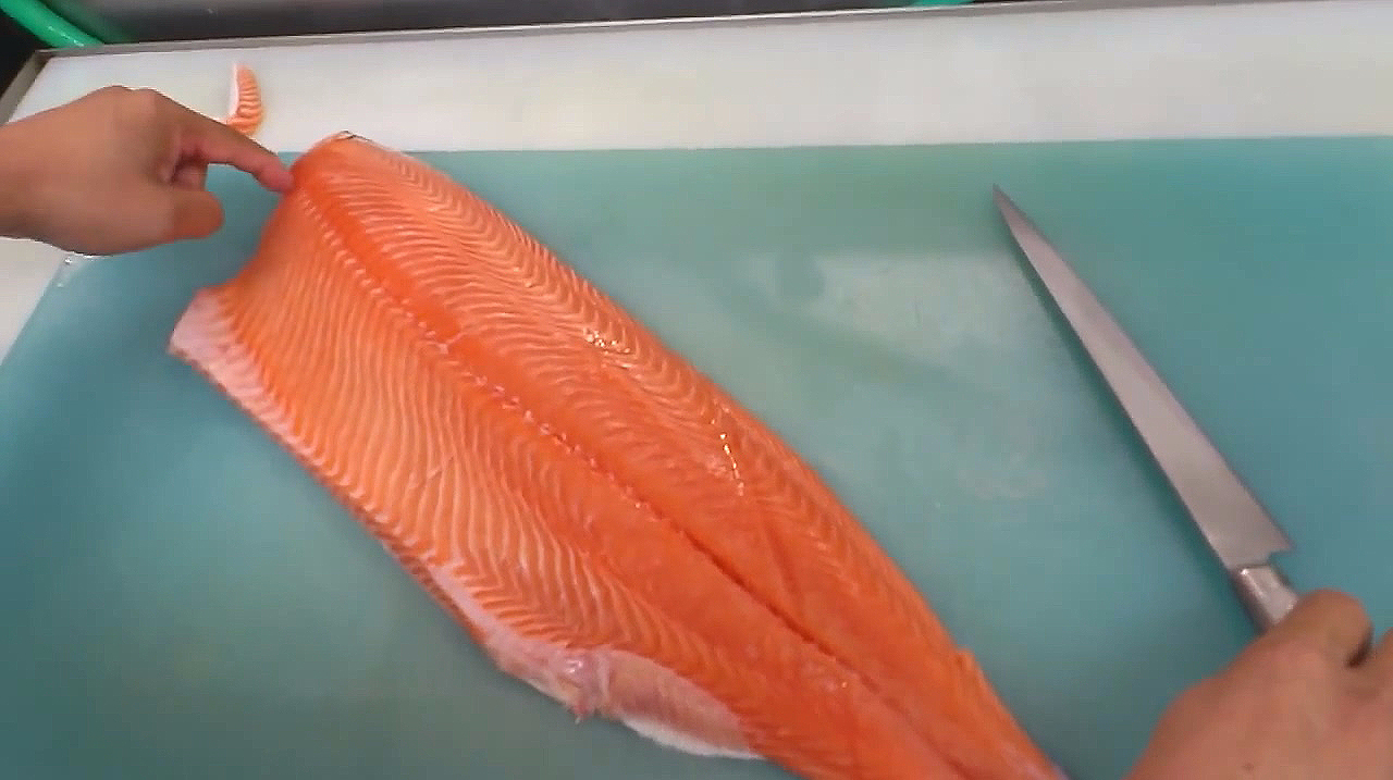 这样的三文鱼肉,谁看了都会想吃上一口