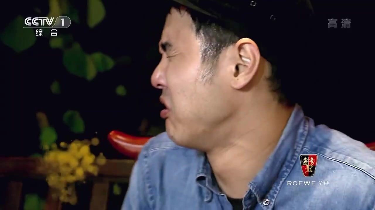 华少吃火锅鸡屁股,阮经天帮忙分担,却难掩嫌弃