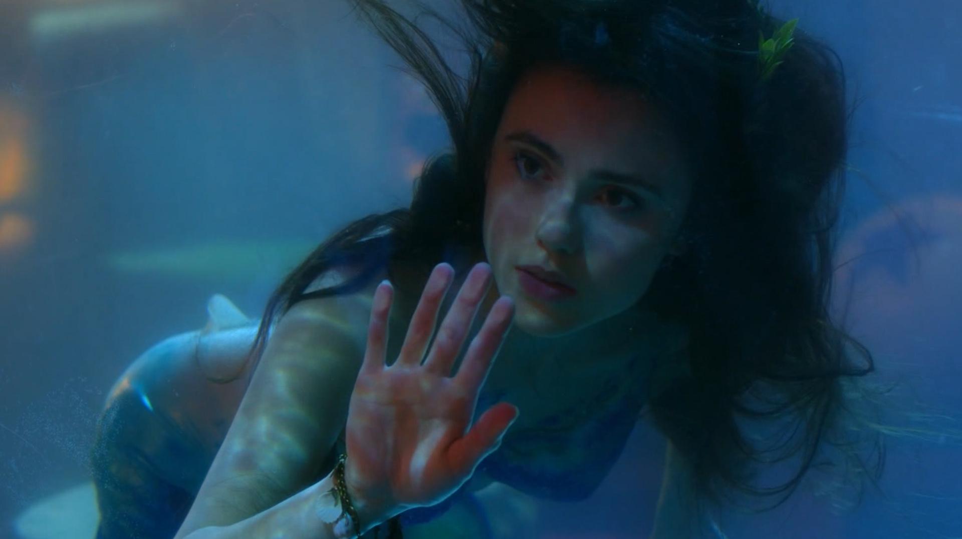 奶奶讲完故事后回到了海里,原来她是一条美人鱼,一部脑洞奇幻片