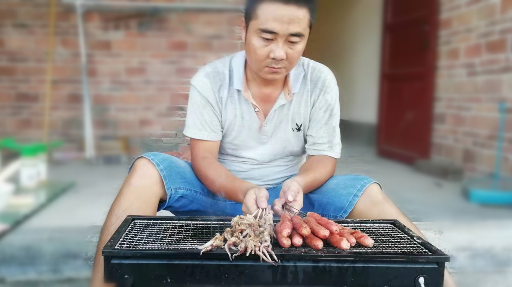 小孩想吃烧烤,火腿肠,鱿鱼须,牙签肉一样来一点,放心又过瘾
