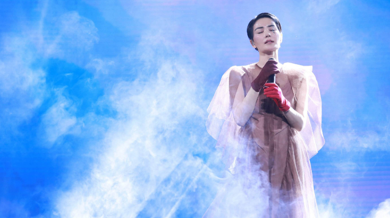 王菲献唱《我和我的祖国》,一开口实在太好听!单曲循环也听不腻