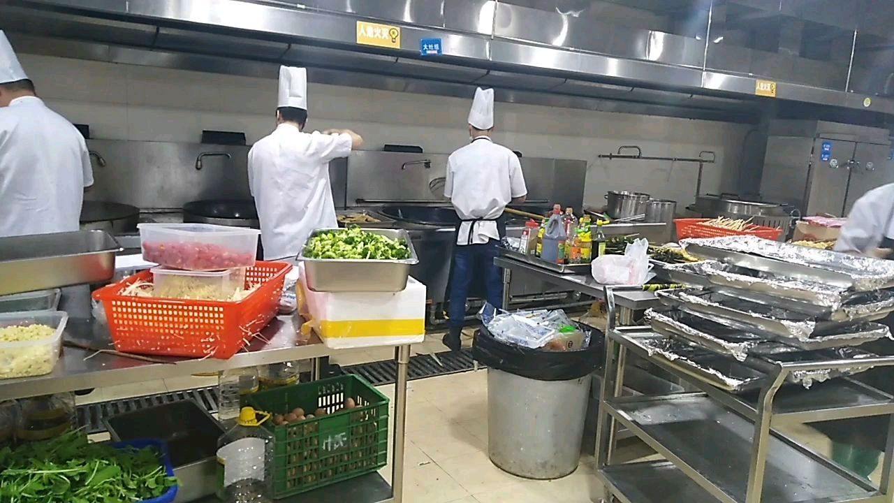 食堂大厨做羊肉串,不用烤一样好吃,真香