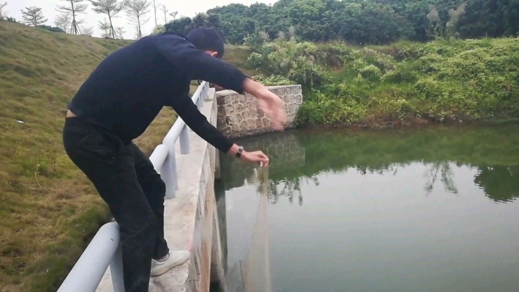 农村小伙在小河沟撒网一晚上,第二天来收鱼,收获颇丰