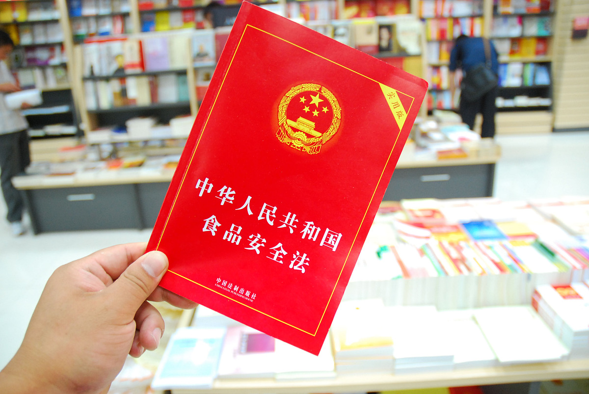 ***_***    2009年5月30日,江苏淮安,书店里各类法律法规的单行本销售