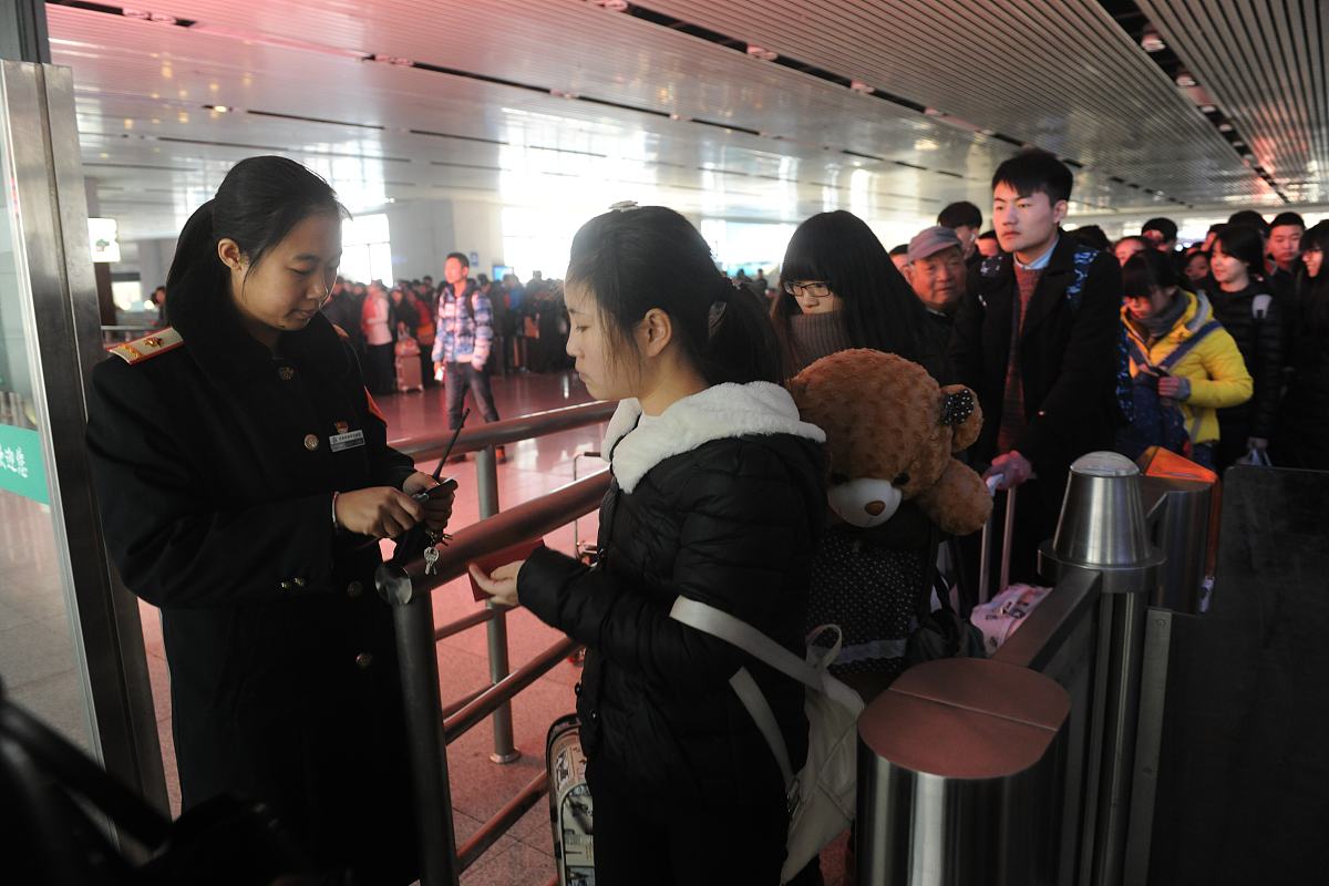 论述西安市地铁客运服务质量存在安检设置点少早高峰易造成拥挤的问题写成一段话不少于300字。