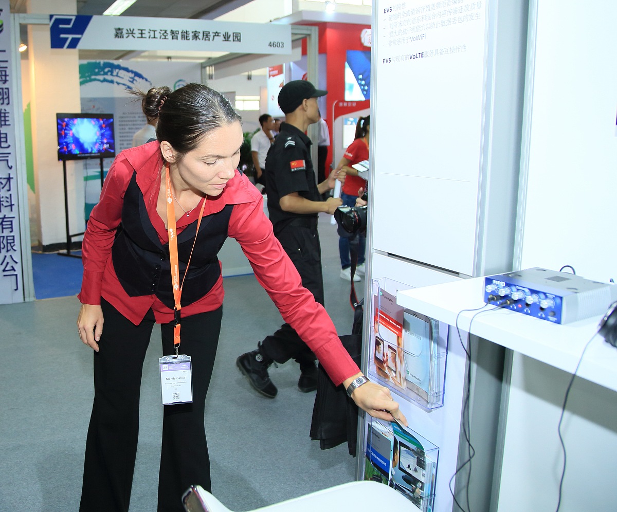 迎大运会展文明形象银行机构围绕微笑服务、文明服务、专业服务、高效服务等主题。就完善服务设施做到标识清楚办事流程公开完善导询台无障碍通道停车位、卫生间等便民设施配套；通过比礼仪、比服务、比环境展示窗口文明、业务水平、服务形象展开讨论