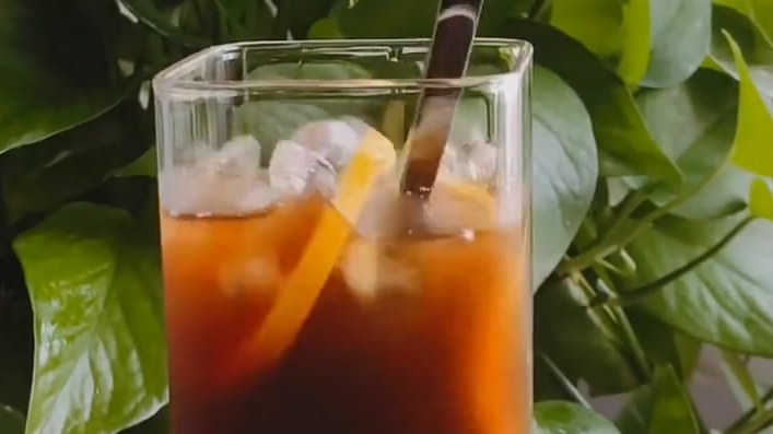 冬瓜茶(冬瓜皮和籽不用切除,清热利湿的作用在此)喝的时候温水或者冰水稀释即可饮用