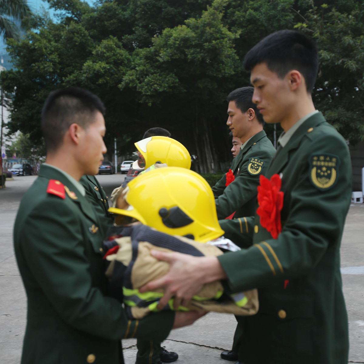 现在要给90年代上海武警总队第一批退伍人员拍摄一条创意短视频这些退伍人员当初没有得到很好的退伍安置给我一份好的创意方案创意要有新意