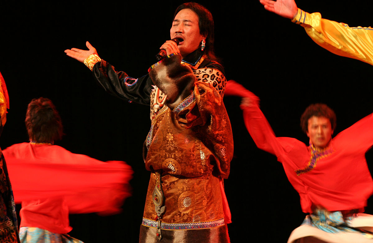 红色艺术团的项目指导书中的主持人在具体活动的工作职位是什么他的具体工作是什么分点回答