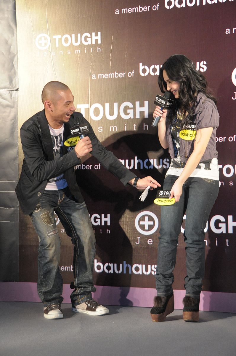 2009年3月21日,北京,钟欣桐现身代言tough品牌宣传活动.阿娇遭到男主