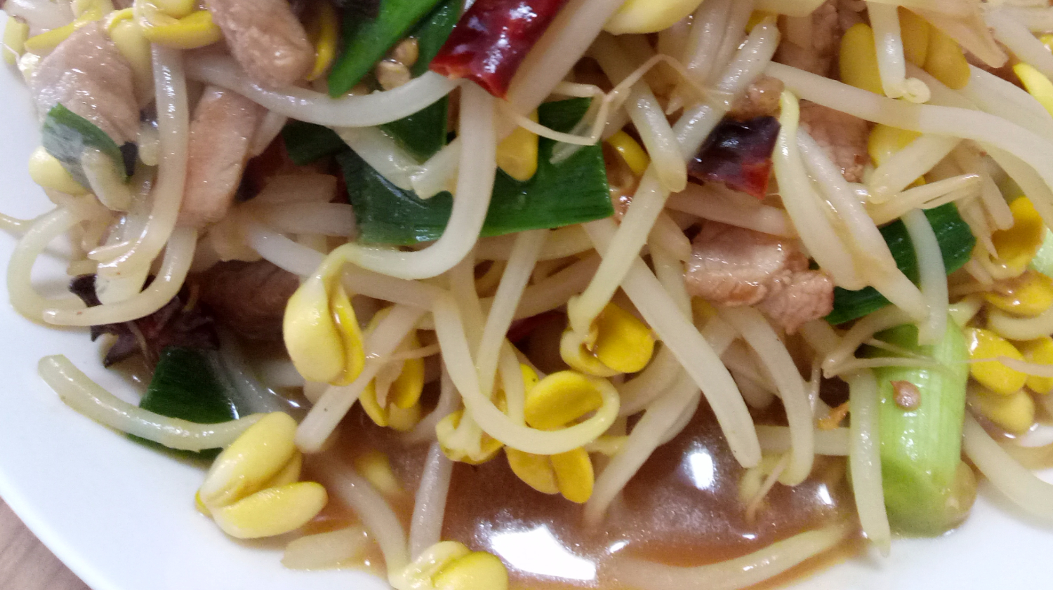 可能这是豆芽最好吃的做法,加几样配菜爆炒,嫩脆鲜香特下饭!