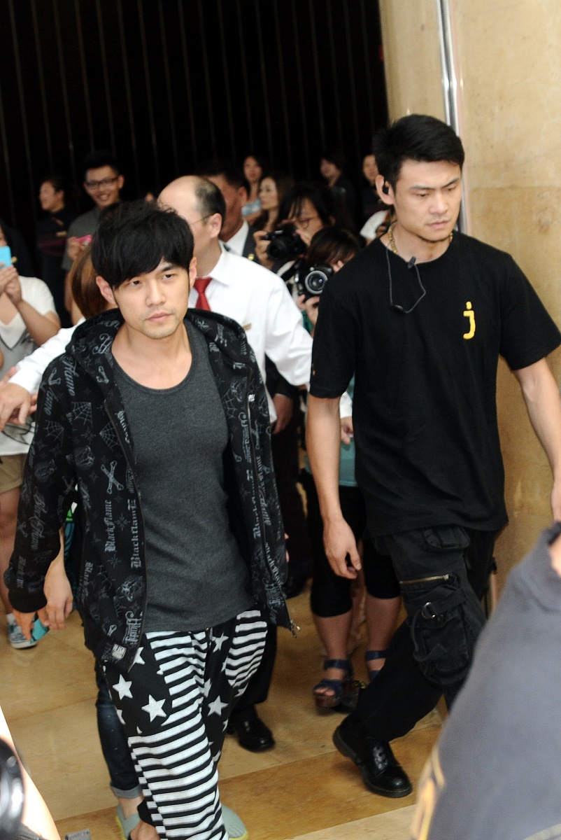 周杰伦肚子好大