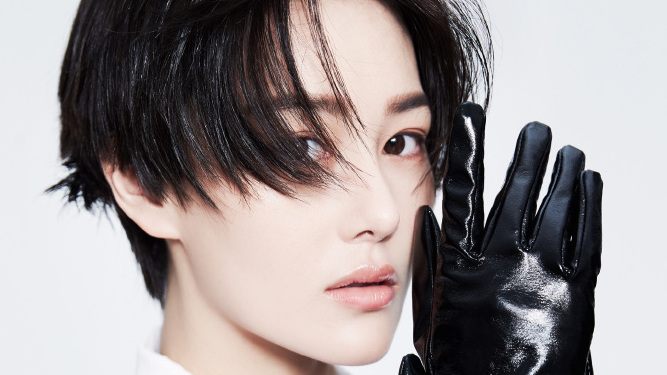 #每日娱乐快讯#【张馨予敷着面膜吃早餐,一大碗面配一碟小菜食量超大】10月21日一早,对于