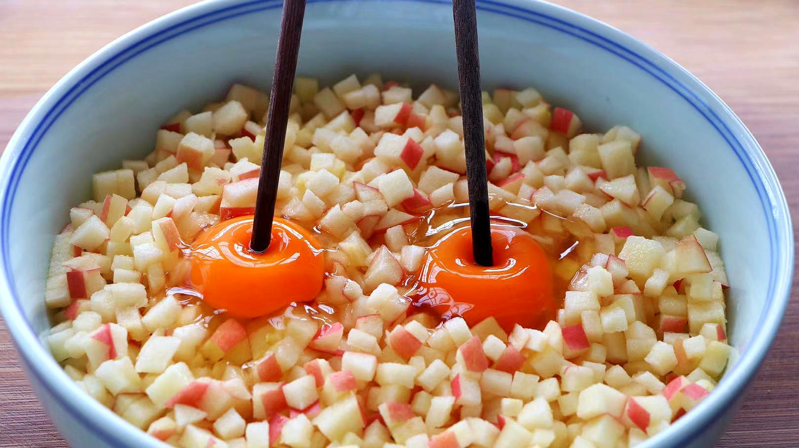 苹果加2个鸡蛋,这样做太美味,连吃8个越吃越香,做法真简单!