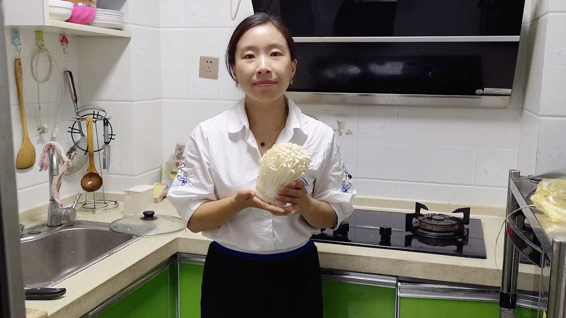 做法超级简单!但小孩非常喜欢的金针菇豆腐汤!
