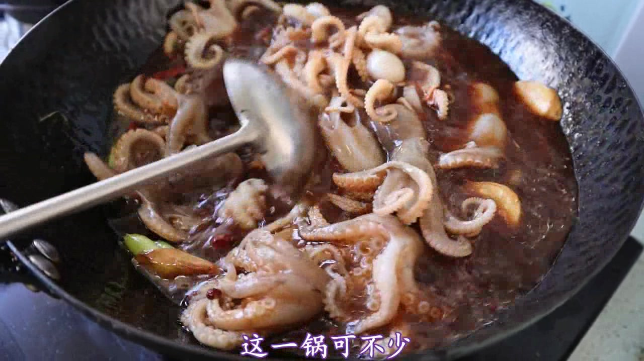 2斤八爪鱼,把面酱炒香用啤酒炖,出锅加点茼蒿,一口一个真过瘾