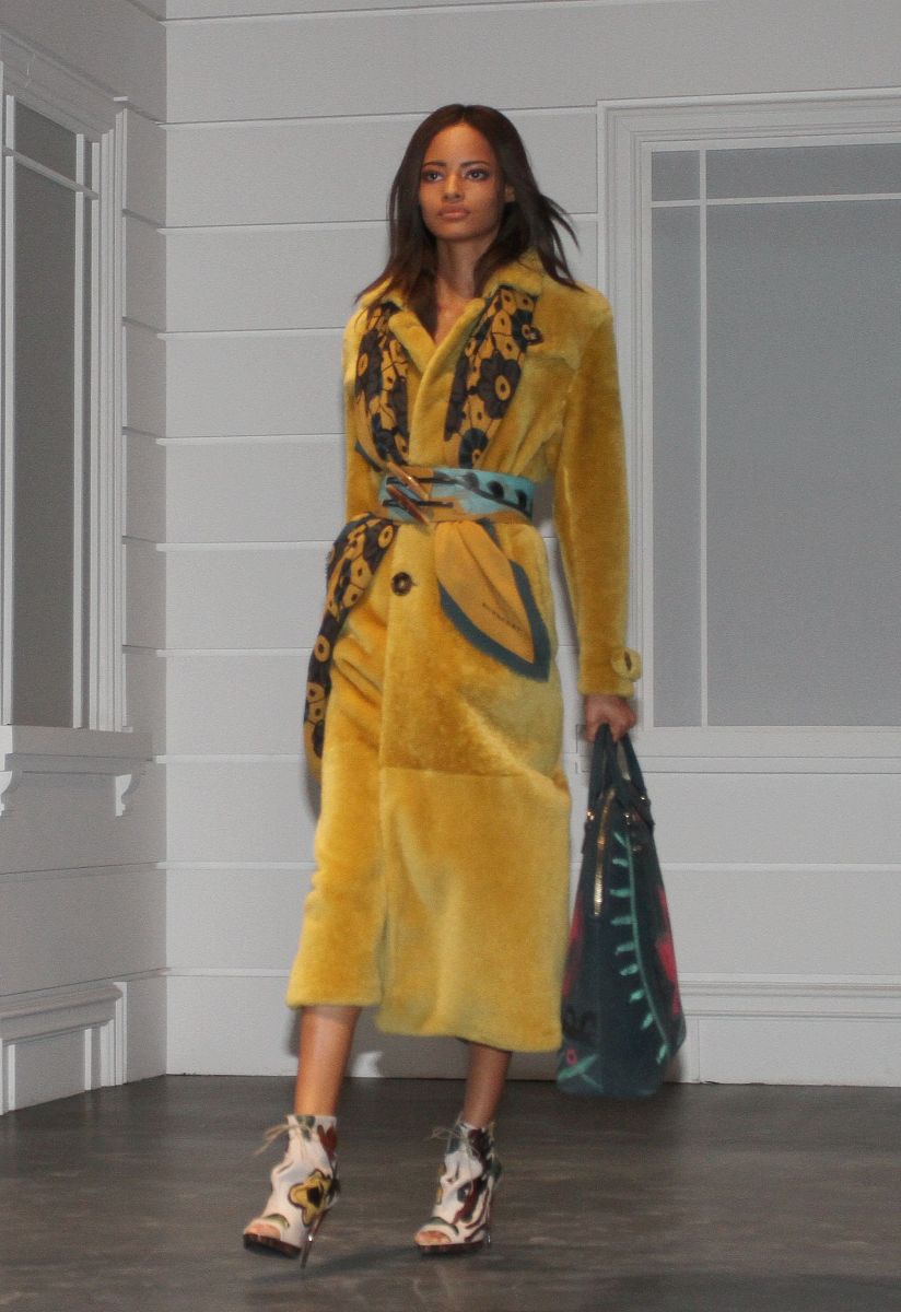 适合黄黑皮肤的衣服颜色