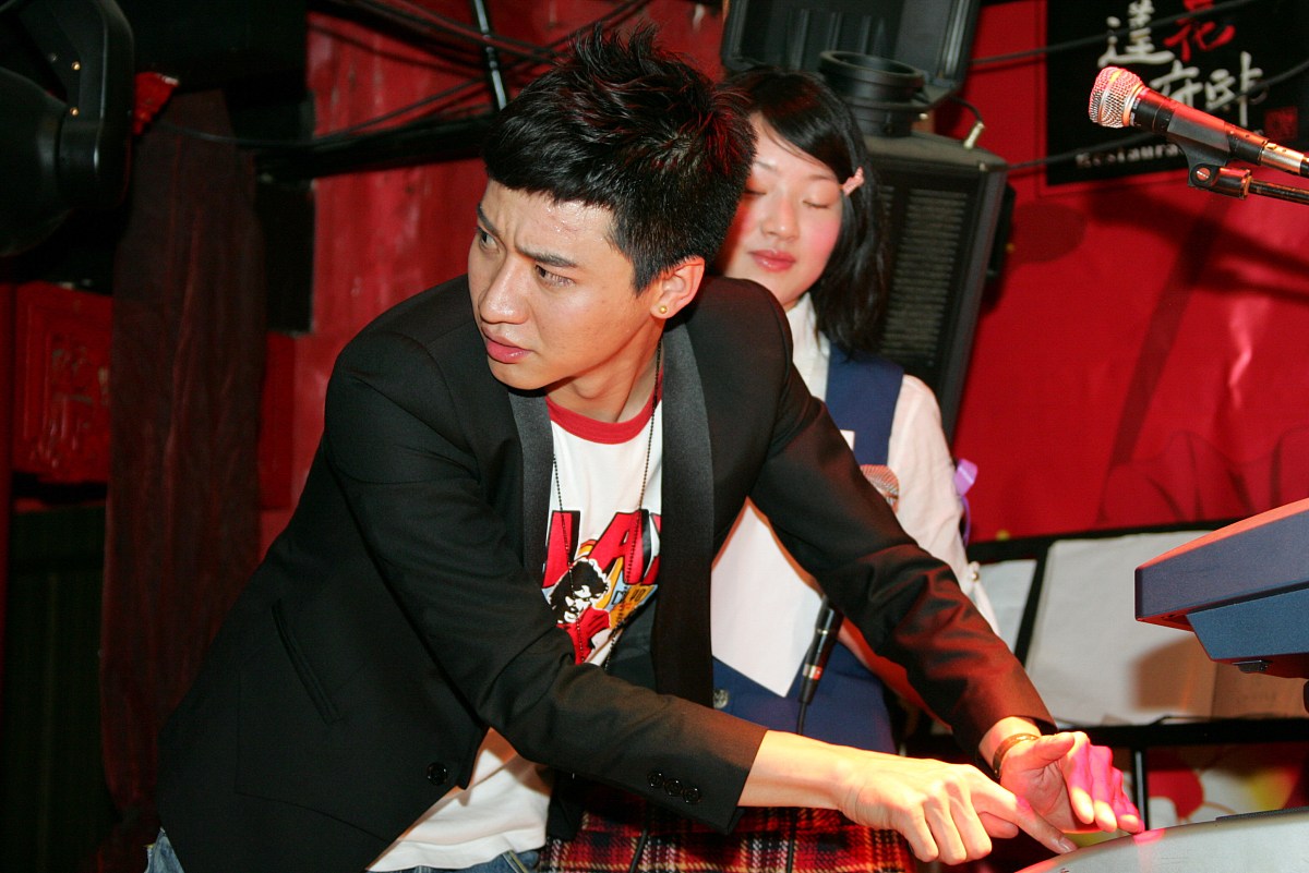 2008年5月1日,成都,"好男儿"王?|的首部小说《走啊,走啊,心动》小型发
