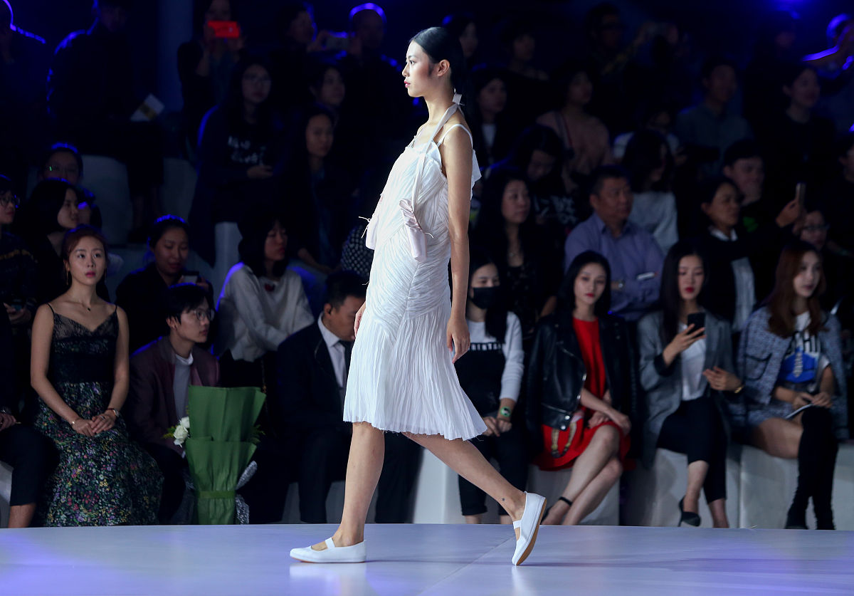 模特步态训练指南：优雅台步，展现自信魅力