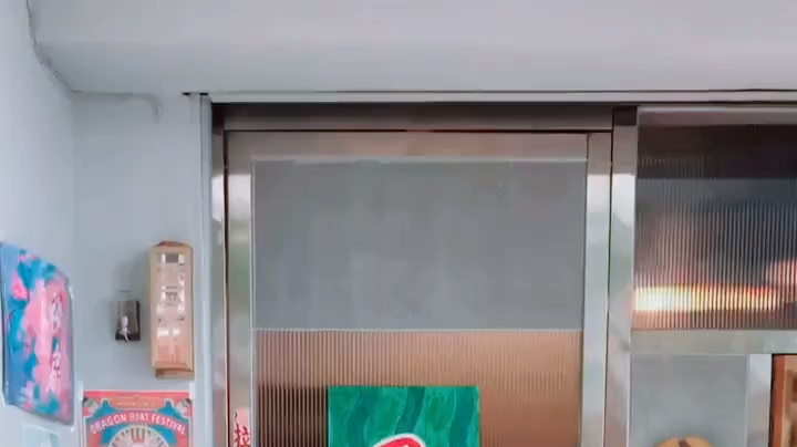 成都最神秘的店,店门不太起眼,菜单是把折扇做得非常别致和艺术
