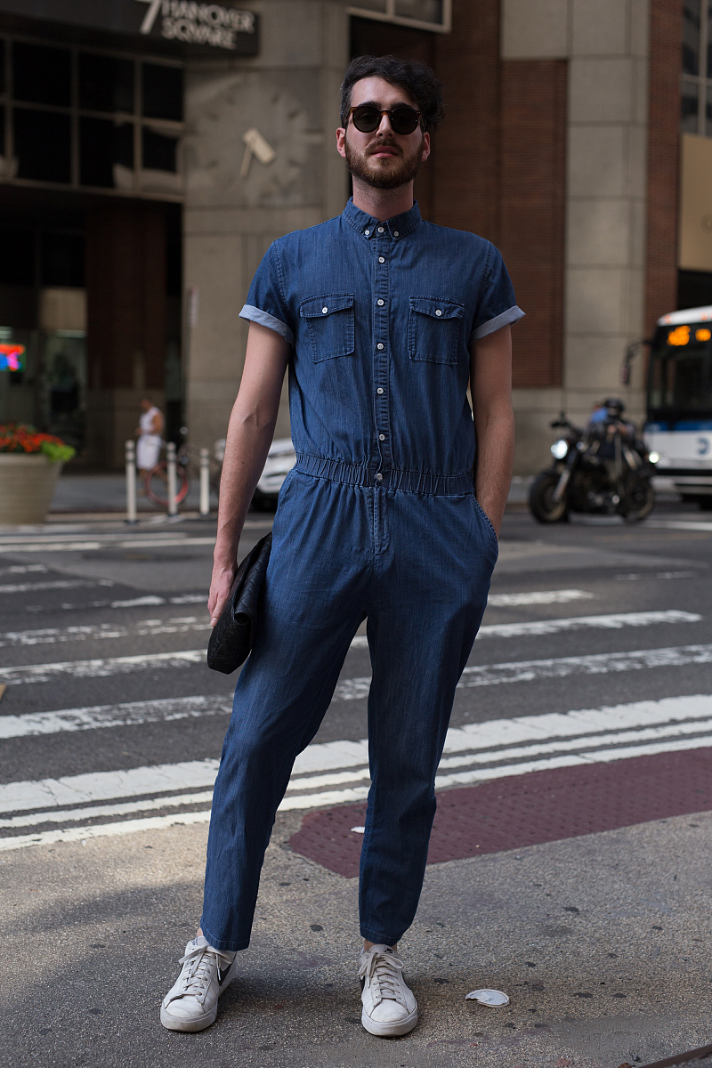 为一家男装品牌的夏日新品编写穿搭推荐文案带标题不少于三百字查重率不能太高风格是：优雅通勤