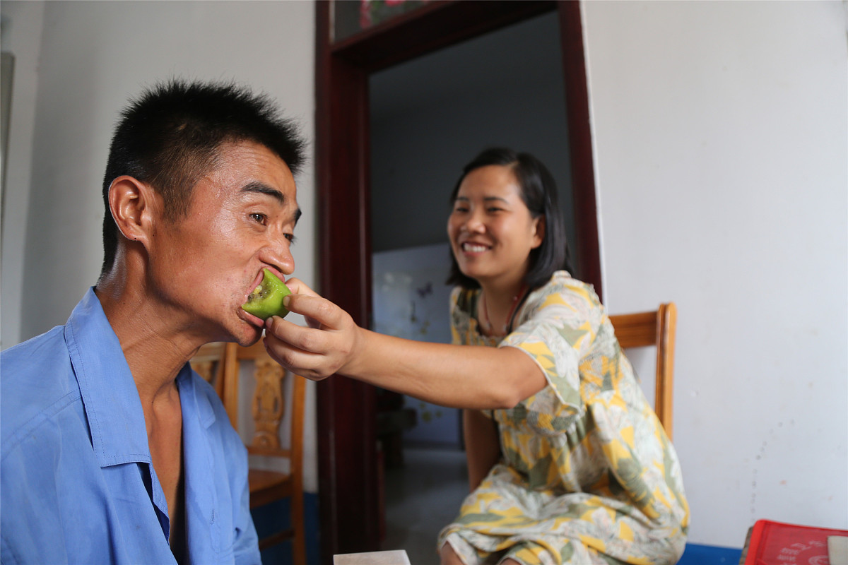 右侧乳腺浸润性癌合并多发转移：病理诊断与CT扫描的重要性