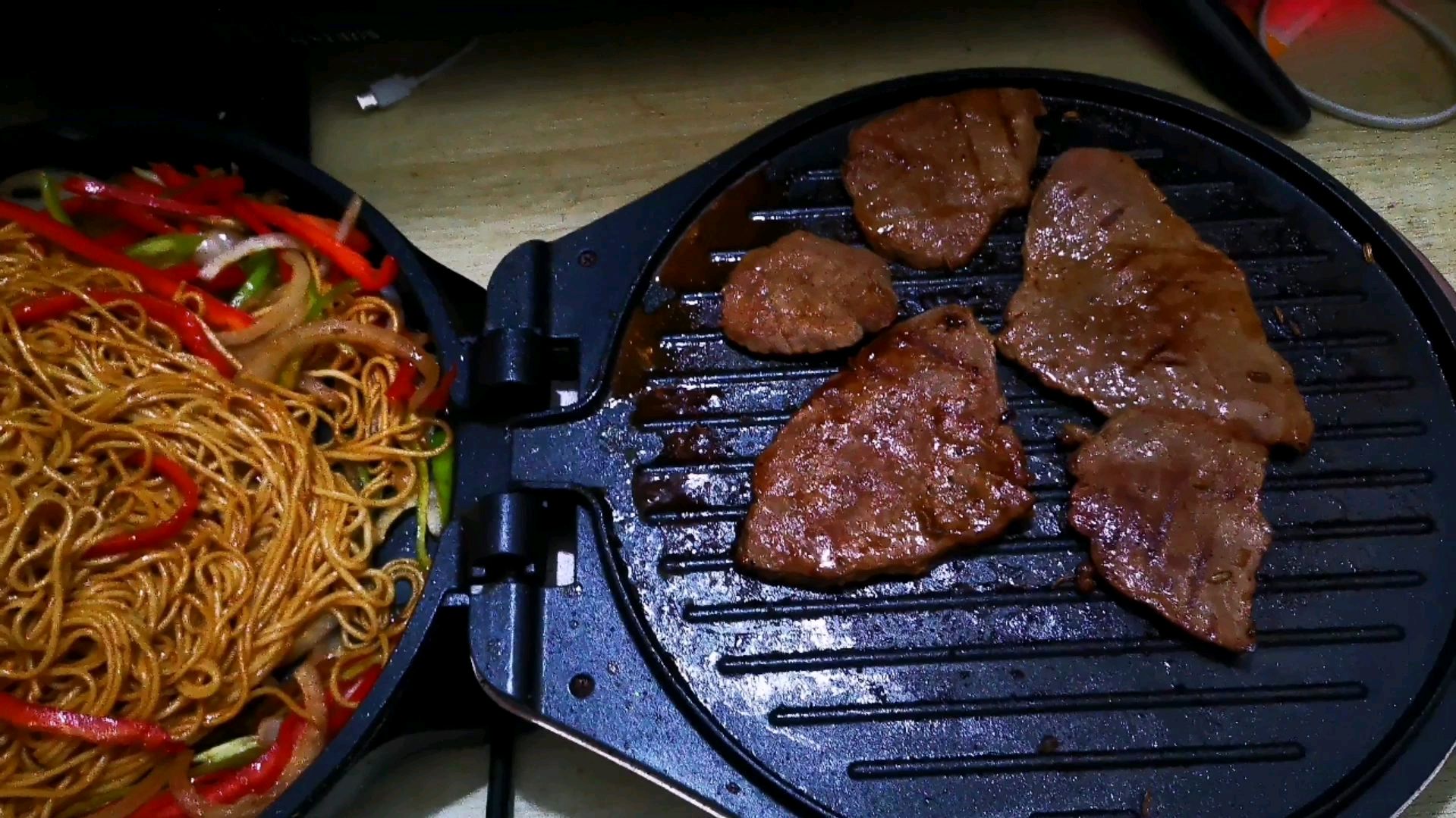 西餐:精品牛背肉配牛油炒面,没想到宝宝很喜欢。