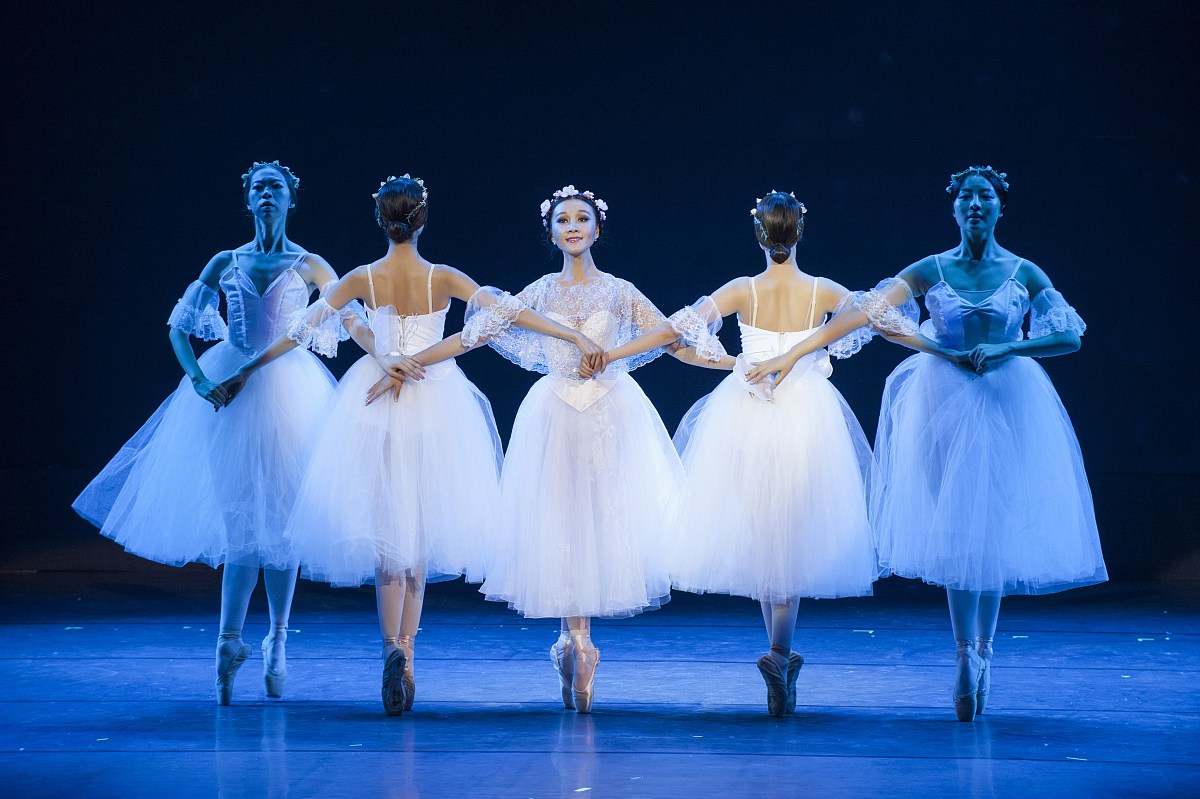 闻捷的《苹果树下》和舒婷的《致橡树》两首诗歌的文学比较分析