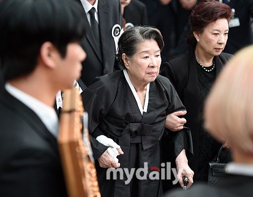 韩国总统去美国了 临刑前一句话震惊了世界 不得不说呀 韩国总统尹西越呢确实是很有个性 尹西越呢 最近的出格言行 暗示要军事援助乌克兰 惹火了俄罗斯 在台湾问题上又大放厥词 让中国很生气 他临行访美前的一句话 更是惹翻了整个韩国 在接受华盛顿邮报专访中 尹西岳有一句话是这样说的 他说因为100年前发生的事情 有些事情是绝对不可能做的 他们日本人呢 必须因为我们100年前的历史而下跪 请求宽恕 而这是